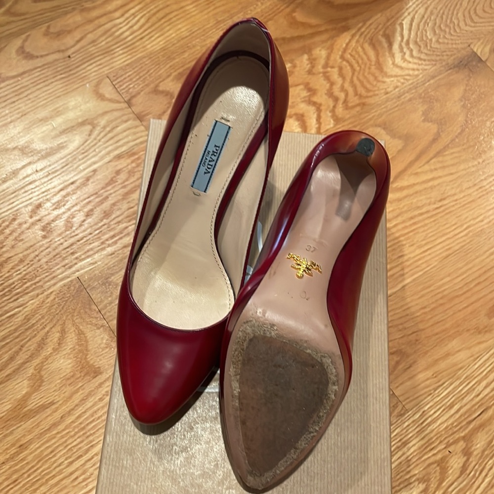 Prada - Picture 2 of 2